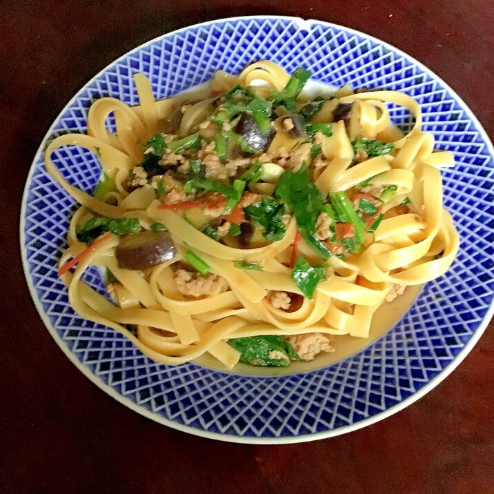 豚ひき肉とトマトと茄子とかき菜のフィットチーネ。